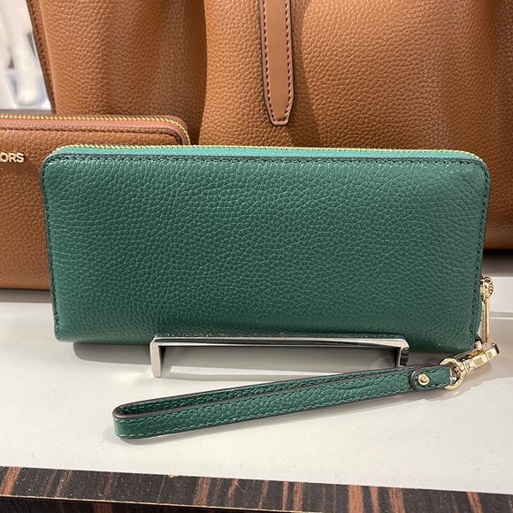 Michael Kors Jet Set Travel Large Travel CONTINENTAL 
Fern Green NWT - Picture 5 of 16